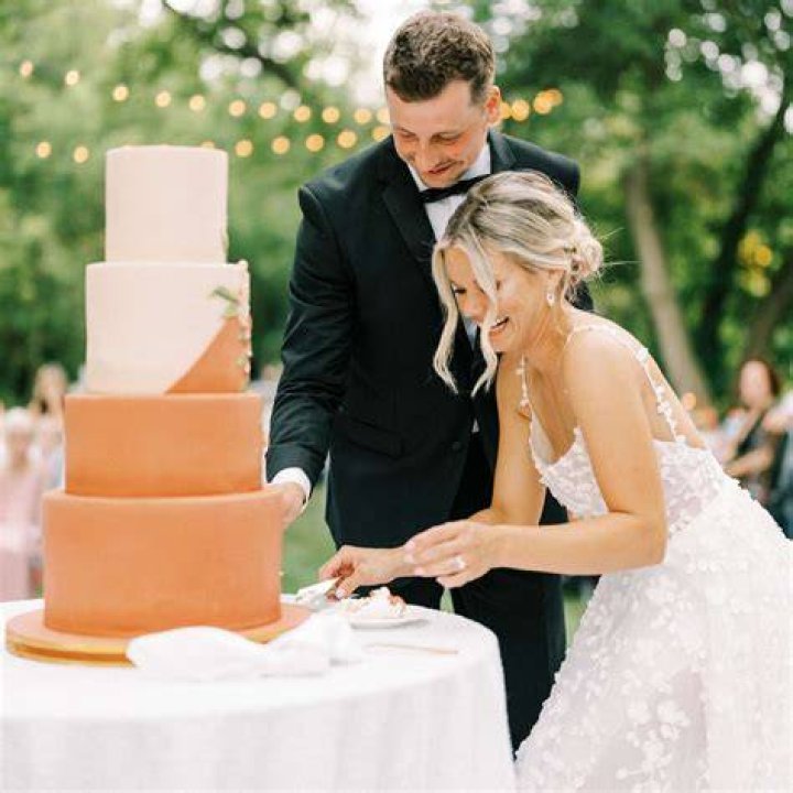 21 R&B Wedding Cake Cutting Songs To Share A Bite Of Love