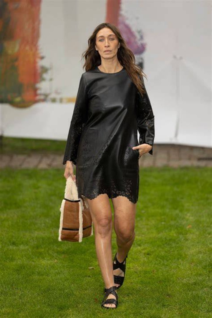 Alana Hadid se lance dans le mannequinat à 40 ans à Copenhague "c'est