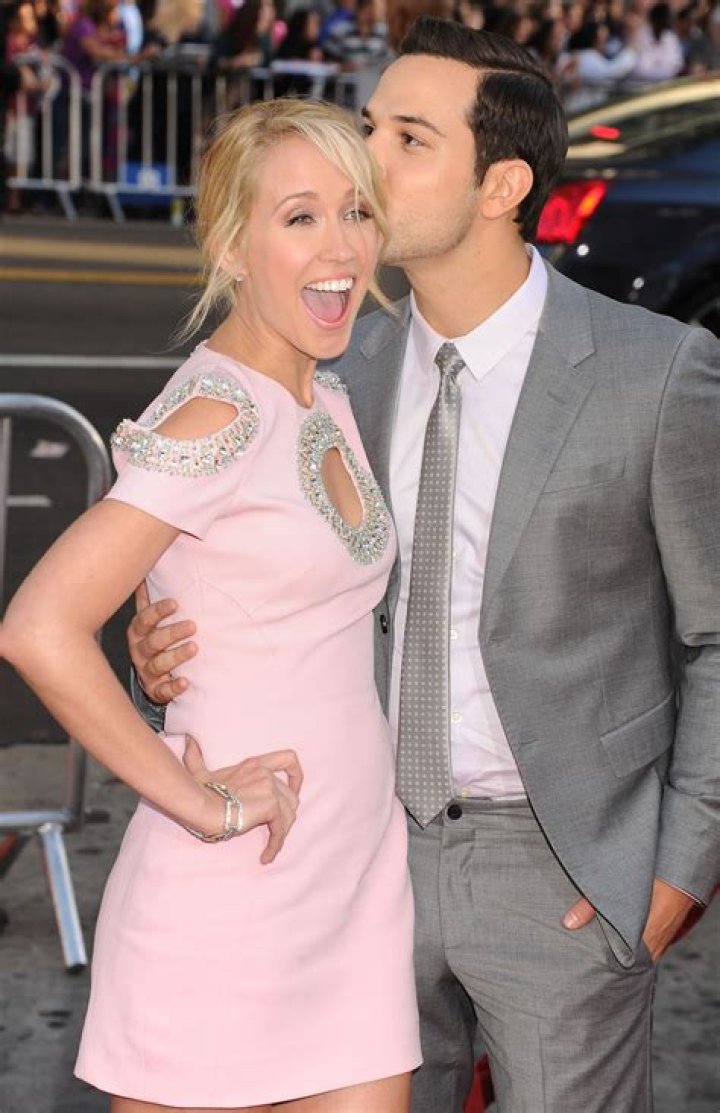 Anna Camp And Skylar Astin&rsquo;s Wedding Photos Hit All The Right Notes