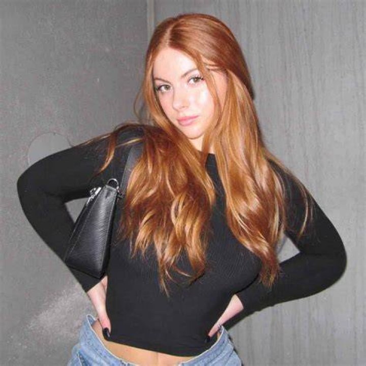 Find Out The Age Of The Glamorous Cristina Carmella