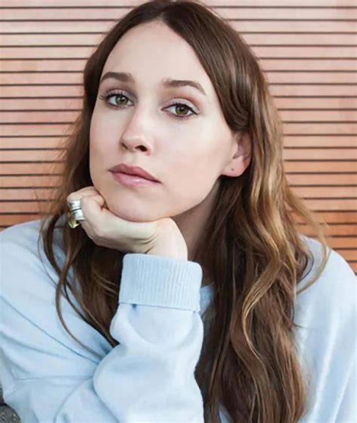 Is She Married? Get The Scoop On Sarah Sutherland's Relationship Status