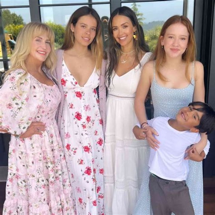 Jessica Alba's Mom: Who Is She?