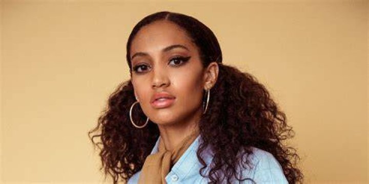 Samantha Logan Biography, Height, Weight, Age, Movies, Husband, Family