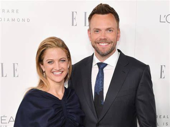 Sarah Williams, Joel McHale’s Wife 5 Fast Facts to Know