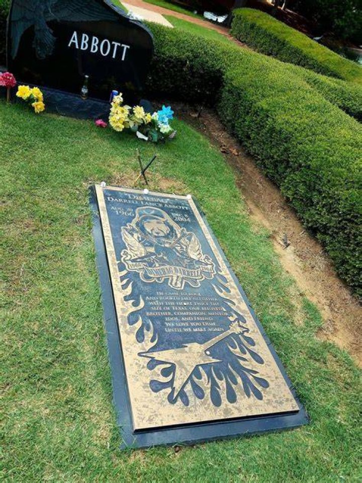 The grave of Darrell Lance “Dimebag” Abbott. r/CemeteryPorn